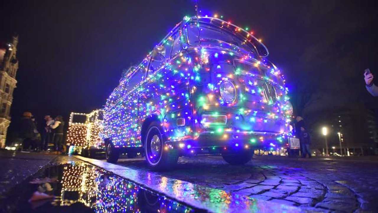 Drei VW Bulli, die am VW-Käfer-Wintertreffen teilnehmen