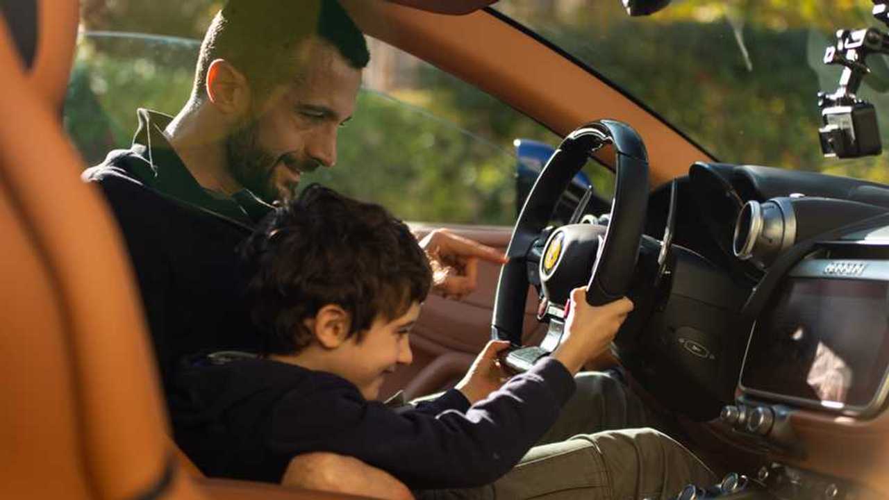 Ferrari GTC4 Luxury, contado por un niño.