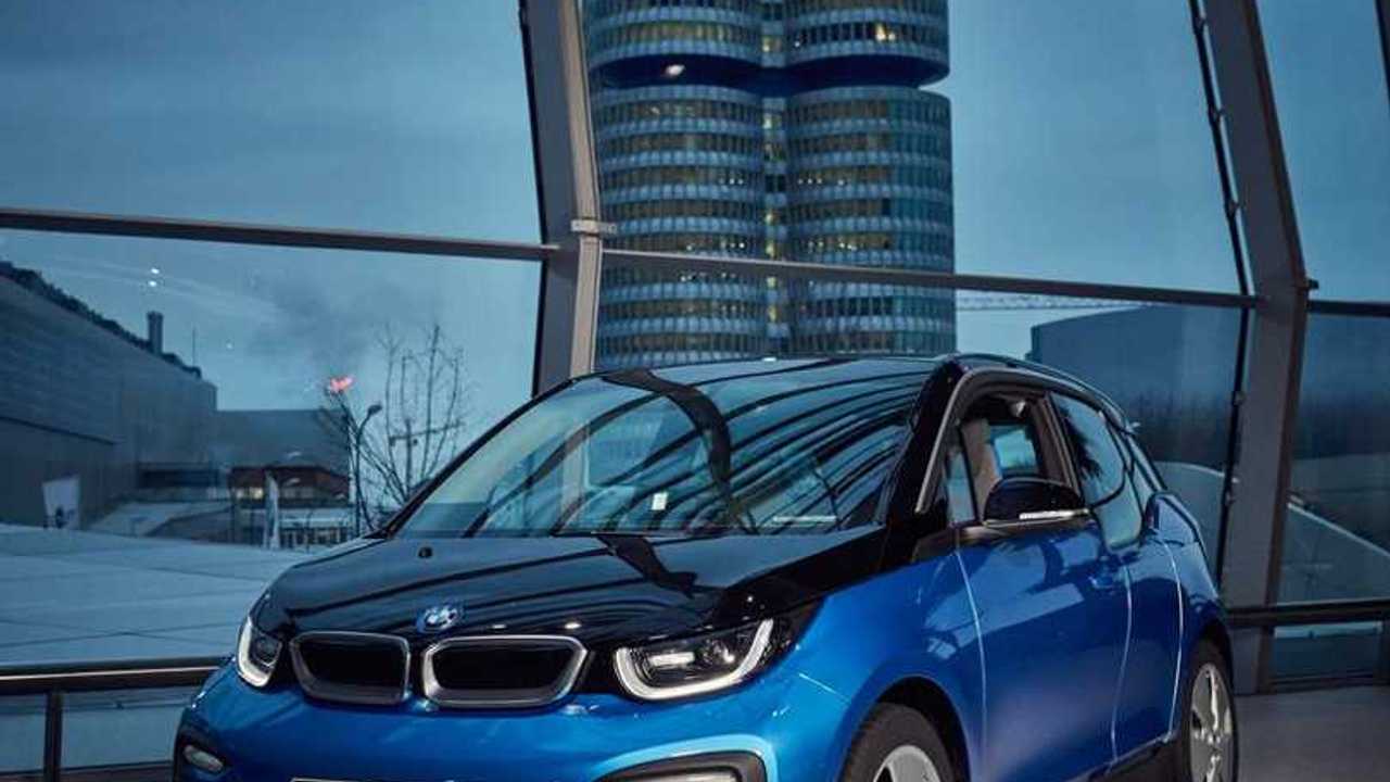The BMW Group has delivered more than 100,000 electrified vehicles to customers worldwide in 2017, as promised at the beginning of the year. An eye-catching light installation transformed the BMW Group headquarters, the world-famous “Four-Cylinder” in the north of Munich, on the evening of 18 December 2017 into a battery.