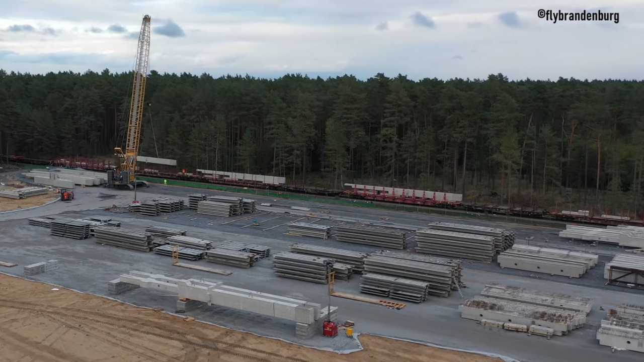 Tesla Giga Berlin - Train deloading - October 9, 2020 (source: flybrandenburg)