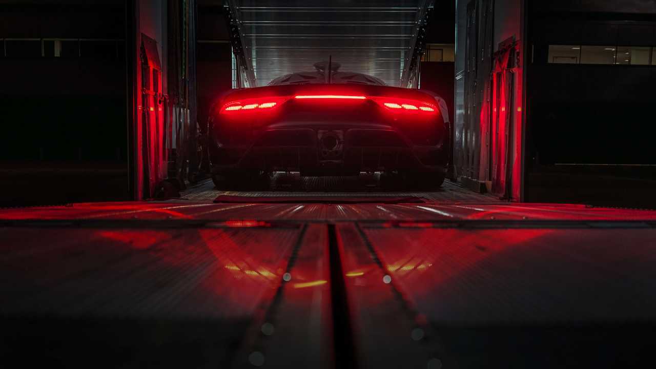 Lewis Hamilton conduce el Mercedes-AMG ONE