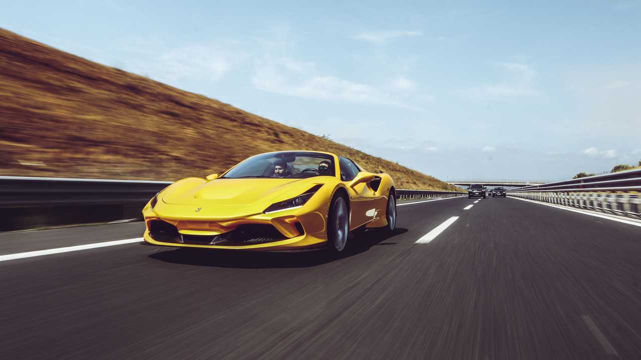 Ferrari F8 Spider, la prova su strada