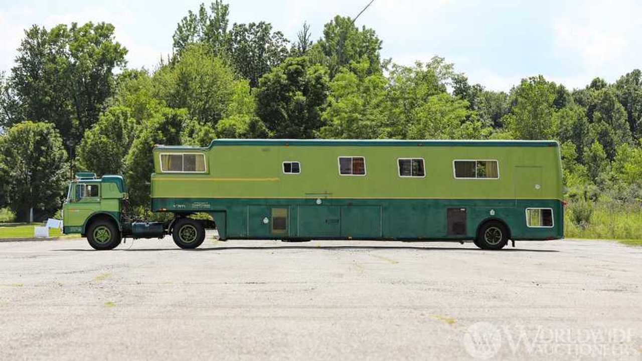 Ford C750 Camelot Cruiser de 1974