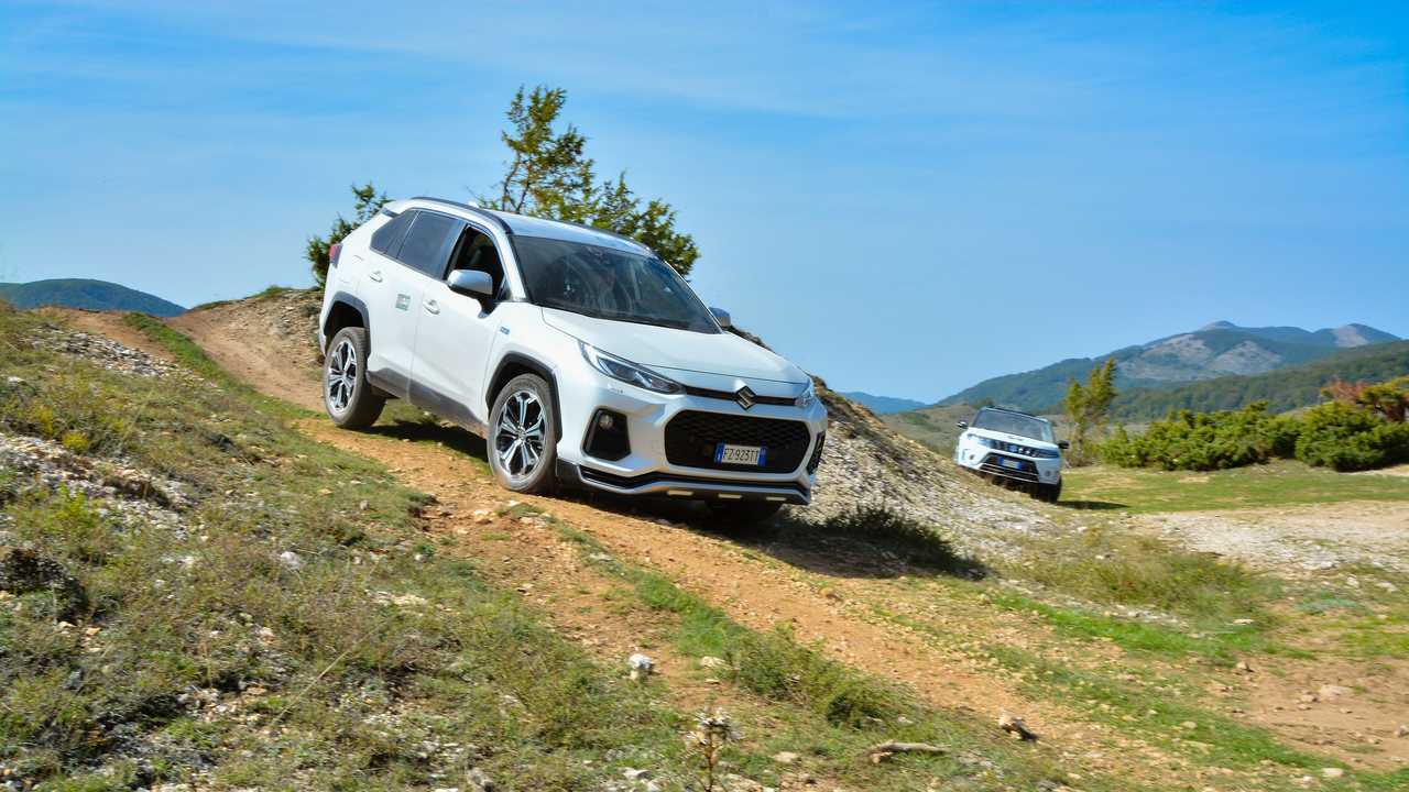 Suzuki Across Plug-in in fuori strada