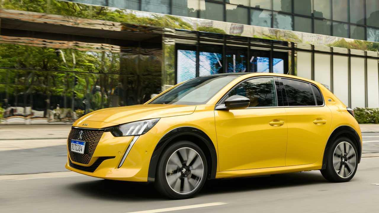 Peugeot e-208 GT 2022 (Brasil) - Frente em movimento