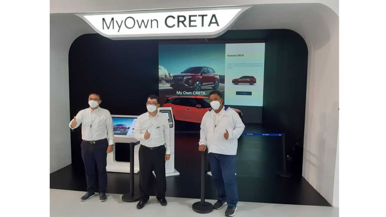 (Ki-ka) Makmur (COO HMID), Constantinus Herlijoso (Head of Sales Operation HMID), Putra Samiaji (Head of Before Service Department HMID) di stan My Own Creta GIIAS 2021.