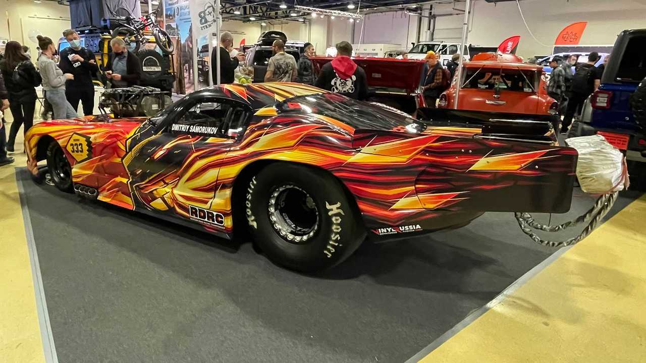 Дрэгстер Dodge Viper в три четверти сзади