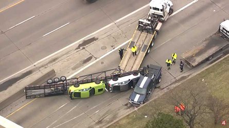 VIDÉO - Un pick-up transportant deux Shelby GT500 impliqué dans un accident