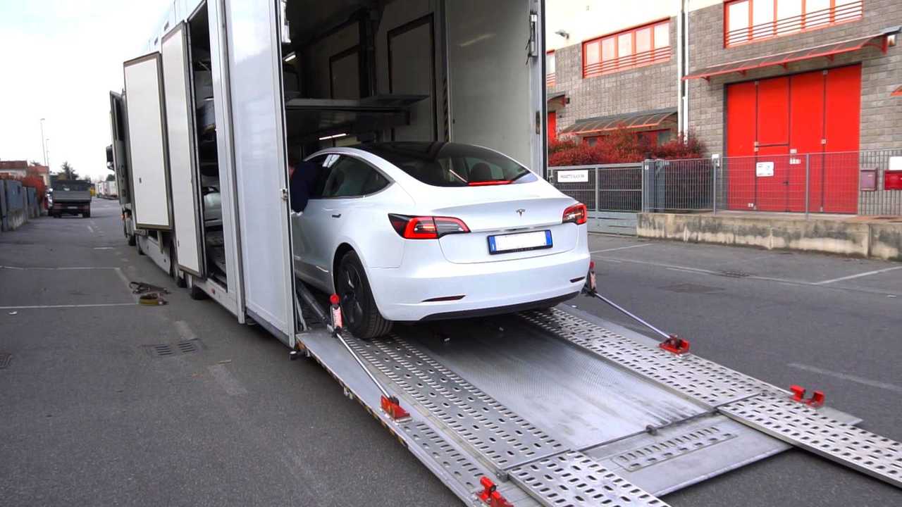 Tesla Model 3, la consegna contactless