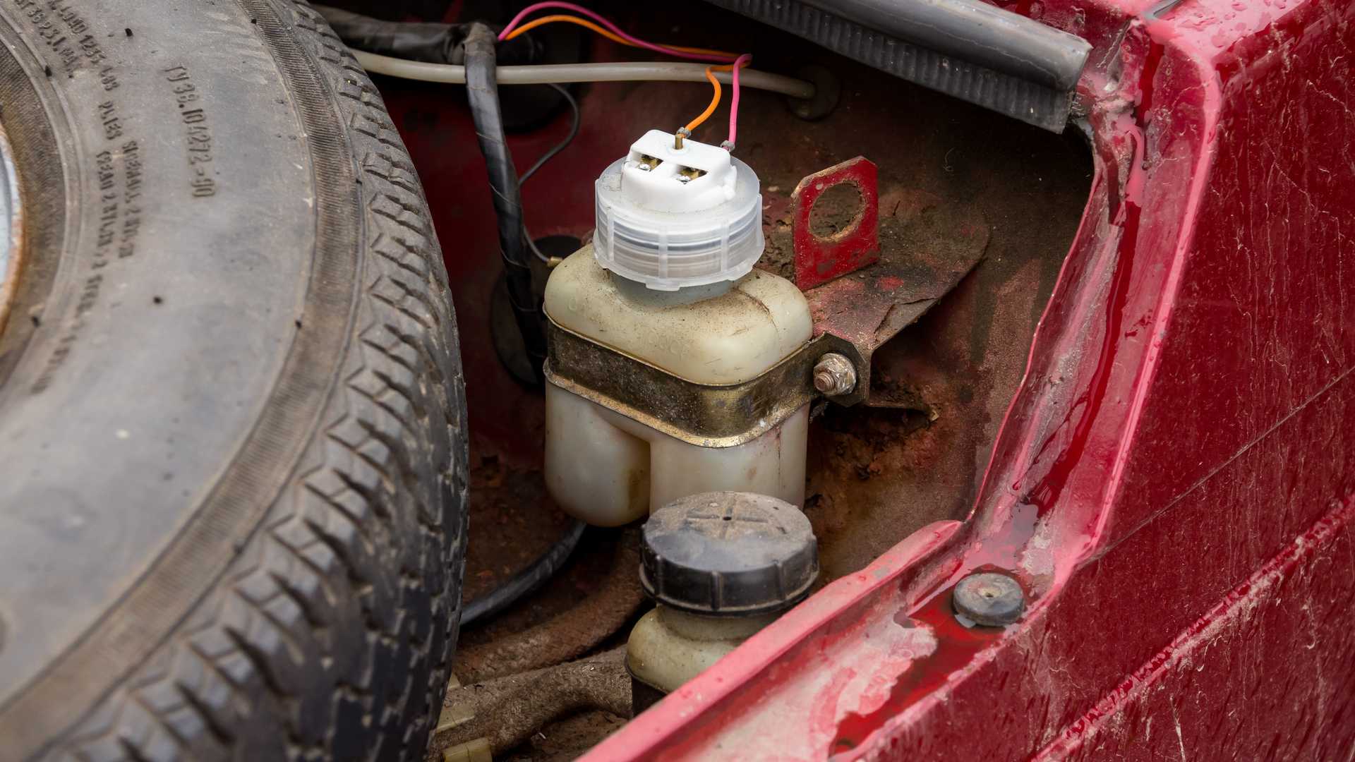 https://cdn.motor1.com/images/mgl/v1mjq/s6/lada-niva-1995.jpg