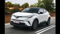 Toyota strahlt in Tokio-Rot