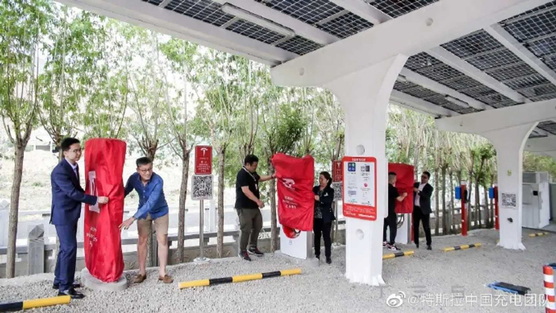 Tesla inaugura a 1ª estação de carregamento solar sustentável - Vimarsana News