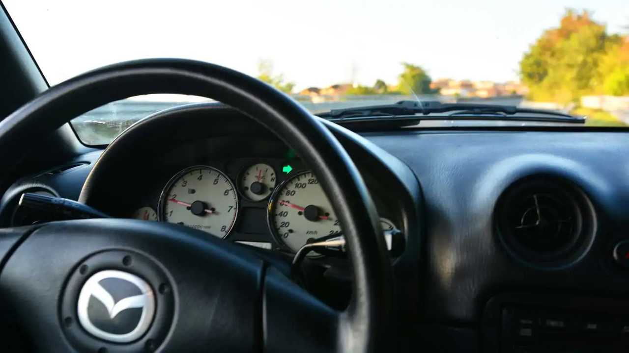 Auto rotta, gomma forata in autostrada