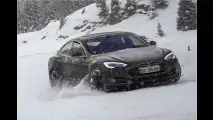 Angedriftet: Model S im Schnee