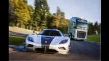 Volvo-LKW vs. Koenigsegg-Sportwagen