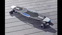 Q3 mit Longboard für die Stadt