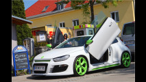 Ob der Fahrer dieses getunten Scirocco wohl vergessen hat, seine Scherentüren vor der Einkehr in die Schmankerl Stubn zu schließen?