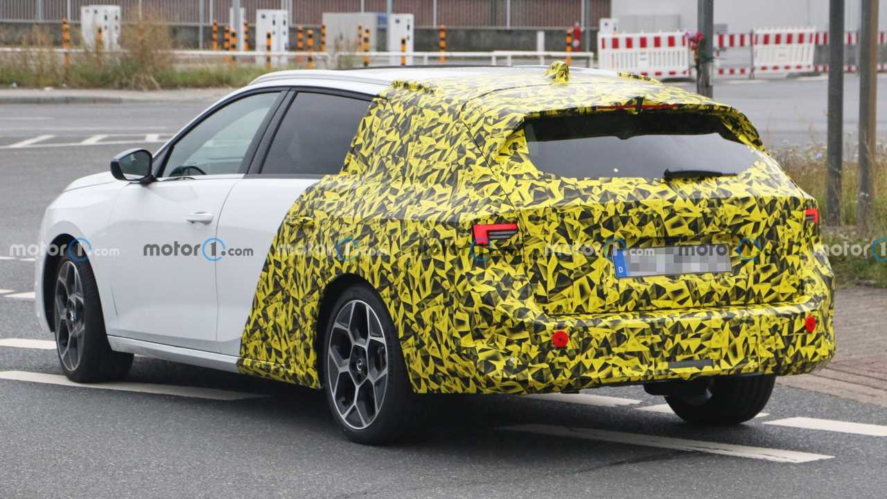 Nuova Opel Astra Sports Tourer, le prime foto spia