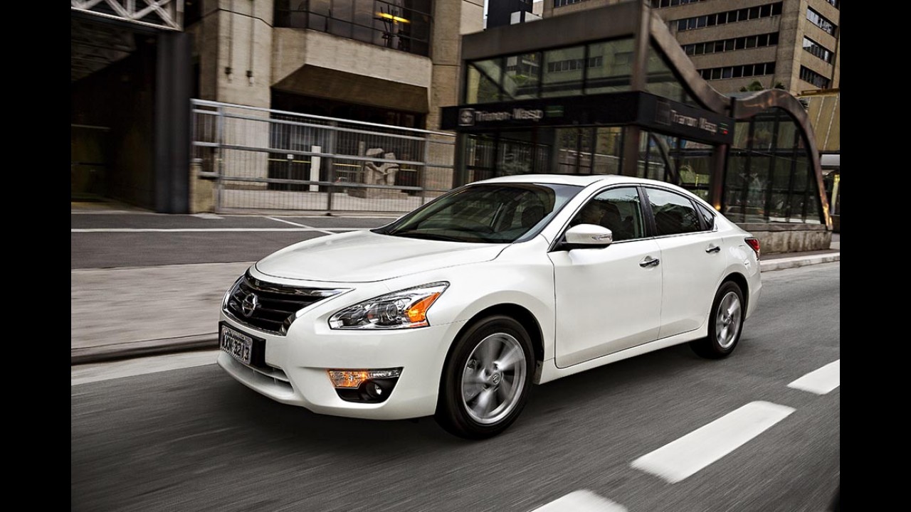 Altima ou Corolla? Desconto deixa Nissan grande a preço de Toyota médio