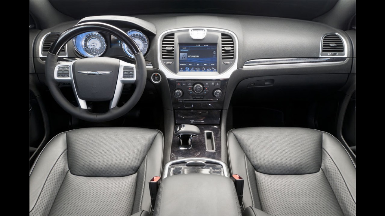 Novo Chrysler 300C é lançado oficialmente no Brasil custando a partir de R$ 179.900