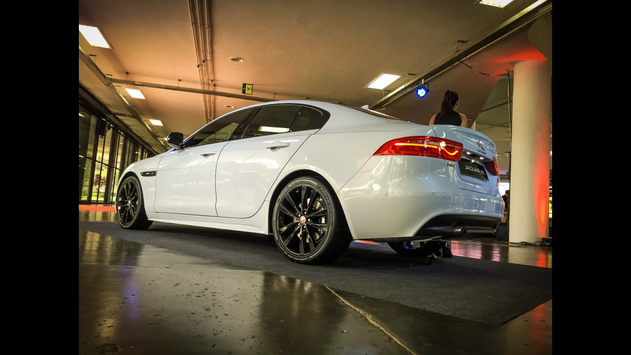 Jaguar lança XE no Brasil a partir de R$ 169.900 - sedã é rival de Série 3 e Classe C