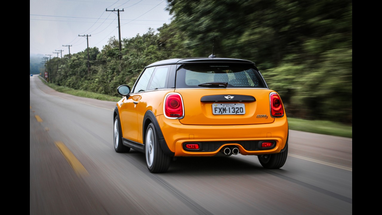 Mini Cooper S ganha série limitada com câmbio manual por R$ 99.950