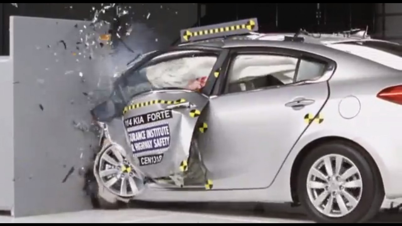 Vídeo: Civic "gabarita" crash-test mais severo nos EUA; "brasileiros" vão mal