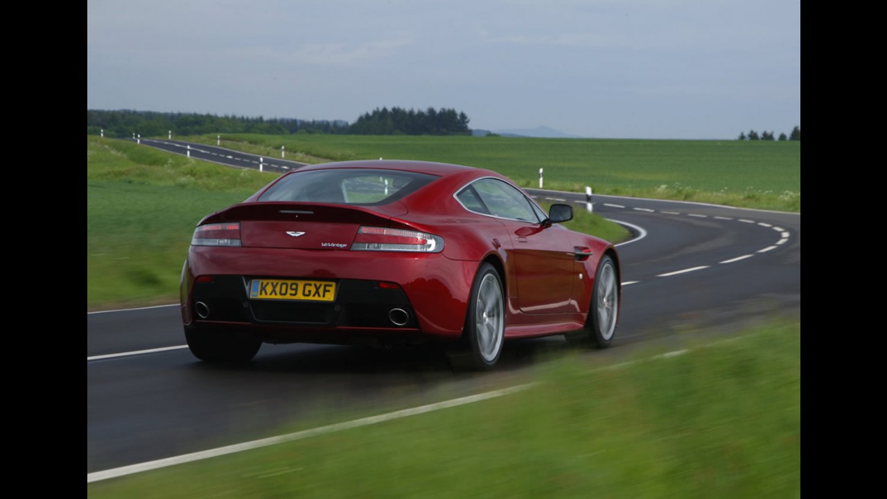 Conversível: Aston Martin V12 Vantage Roadster será lançado no Salão de Genebra