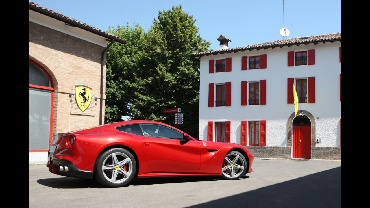 Ferrari F12berlinetta tem novas fotos oficiais divulgadas