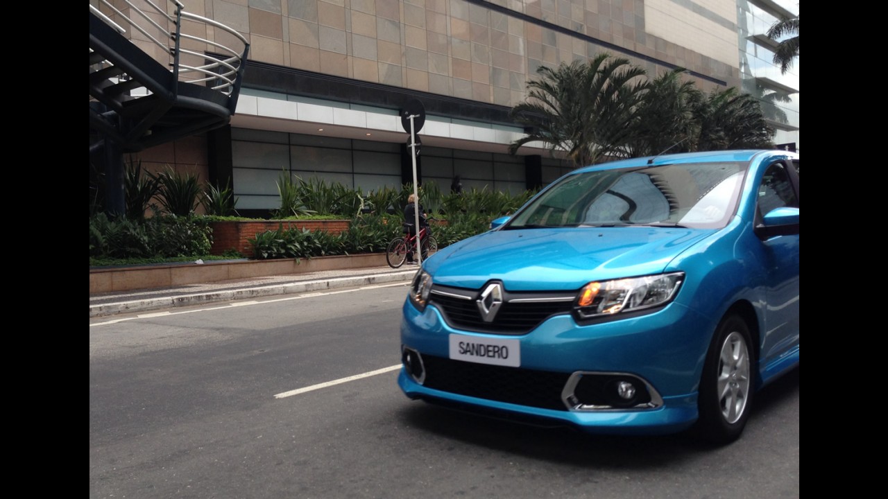 Exclusivo! Flagramos o novo Sandero 2015 na gravação de comercial