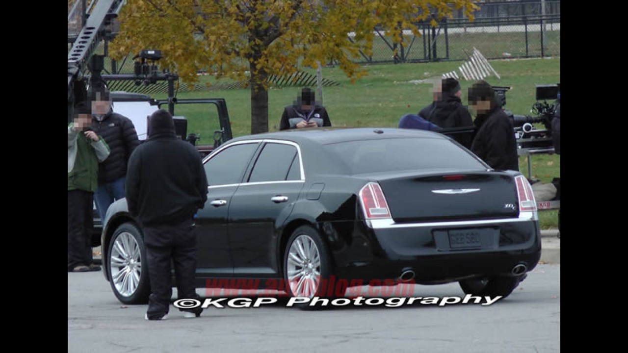 Novo Chrysler 300C 2012 é flagrado sem disfarces