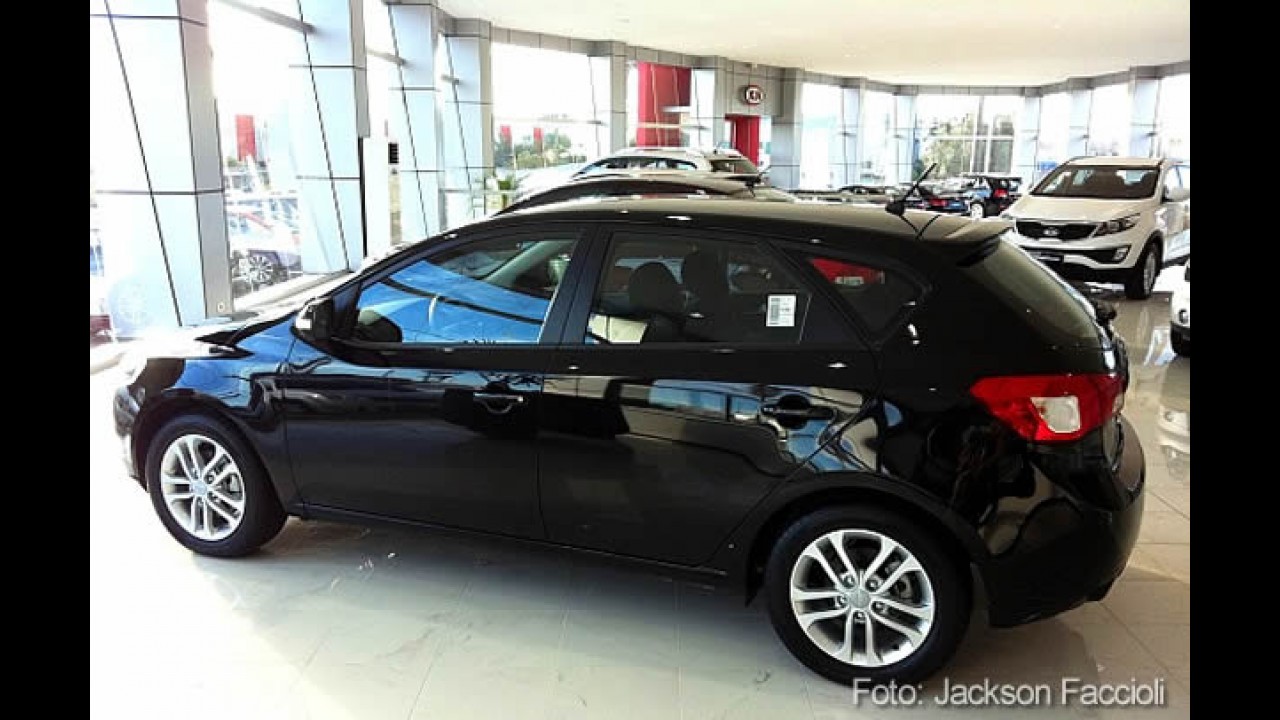 Kia Cerato Hatch pode estar próximo do lançamento - Modelo já é mostrado no Brasil