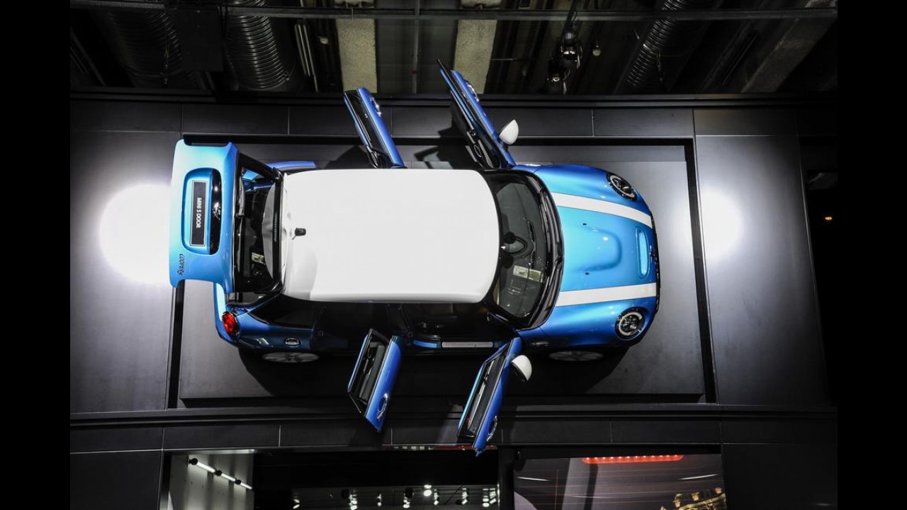 MINI Cooper cinco portas adiciona praticidade ao desenho clássico - veja fotos