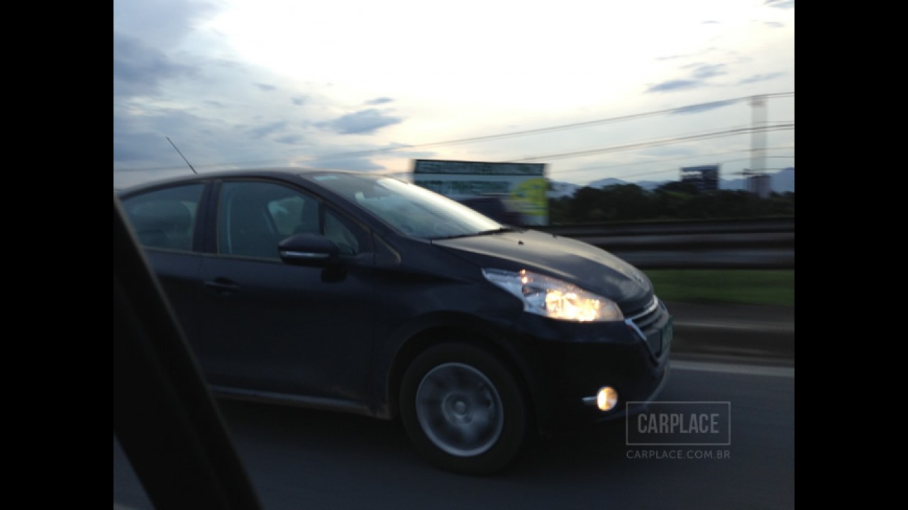 Flagra: Peugeot 208 já roda limpo próximo à fábrica de Porto Real - Lançamento será dia 13 de abril