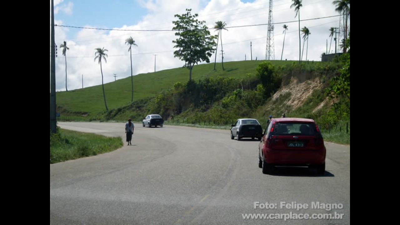 Leitor flagra comboio do novo Ford Fiesta 2011 em rodovia que liga Sergipe a Bahia
