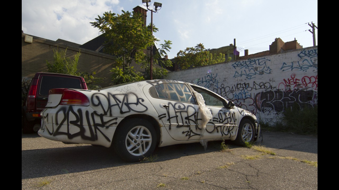 Vândalos picham carros de motoristas que estacionam errado em Nova York