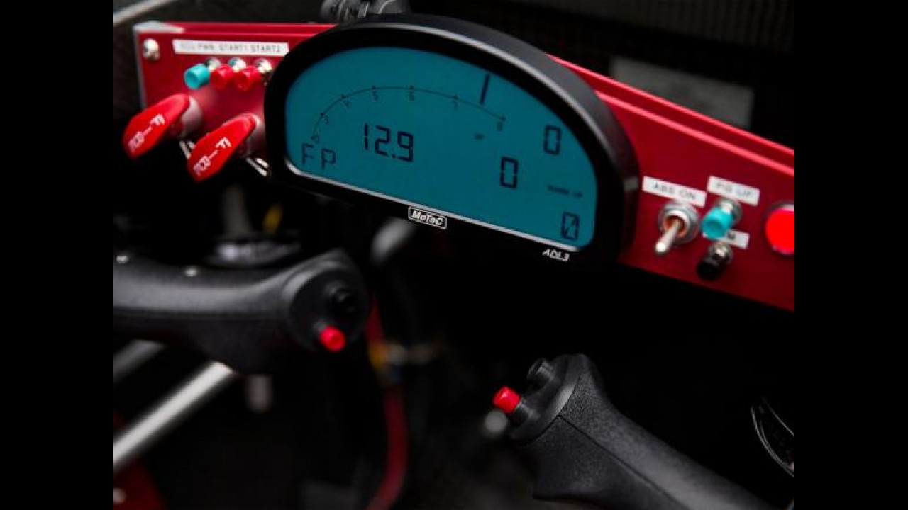 Triumph e Castrol querem bater recorde com supermoto a 644 km/h!