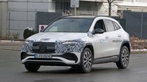 Mercedes-Benz EQA Hafif Kamuflajlı Casus Fotoğrafları