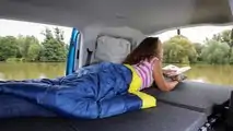 Volkswagen Caddy California: Das bequeme Bett bietet mit 1.980 x 1.070 mm viel Platz für einen kompakten Campervan.