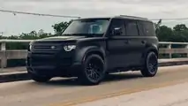 Uno speciale Land Rover Defender in nero opaco