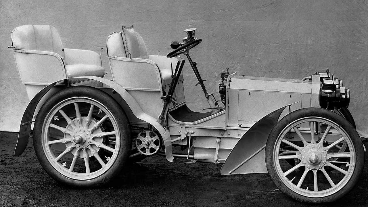 Mercedes, il radiatore a nido d'ape compie 120 anni