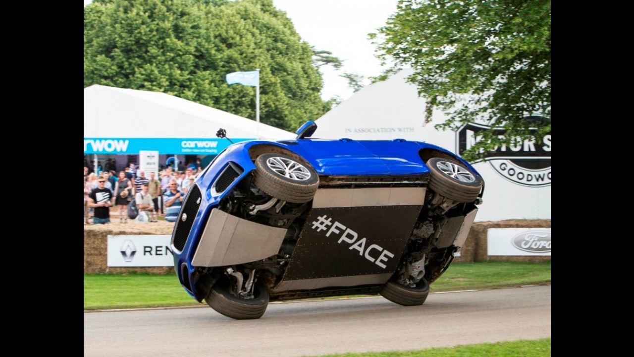 Vídeo: após entrar para o Guinness, Jaguar F-Pace anda sobre duas rodas