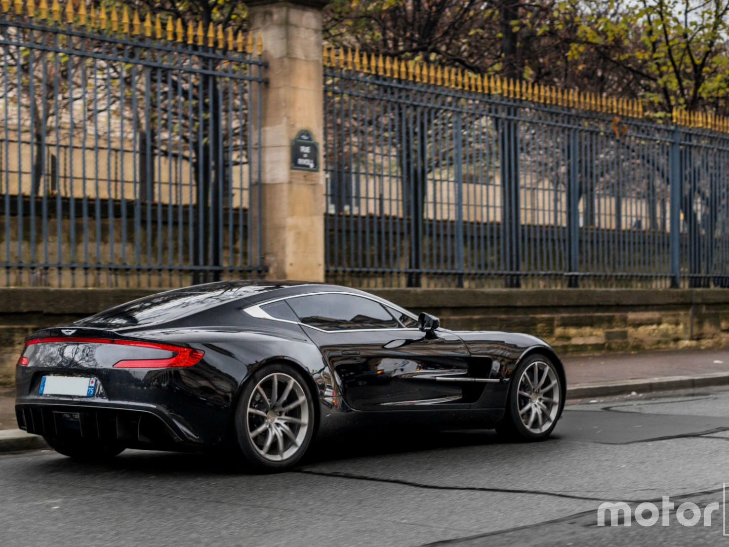 Photos Une Rare Aston Martin One 77 Prend La Pose A Paris