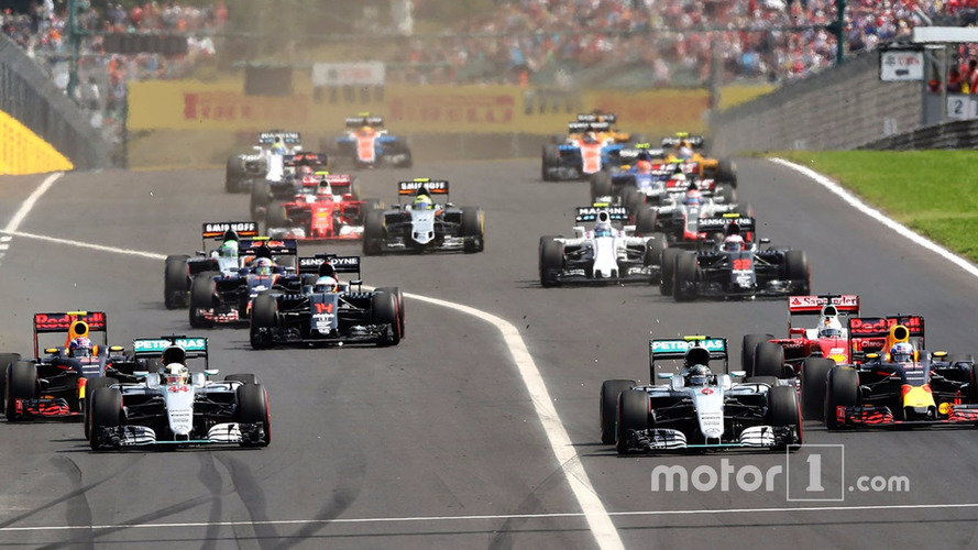Start action- Lewis Hamilton, Mercedes AMG F1 W07 Hybrid leads Daniel Ricciardo, Red Bull Racing RB12