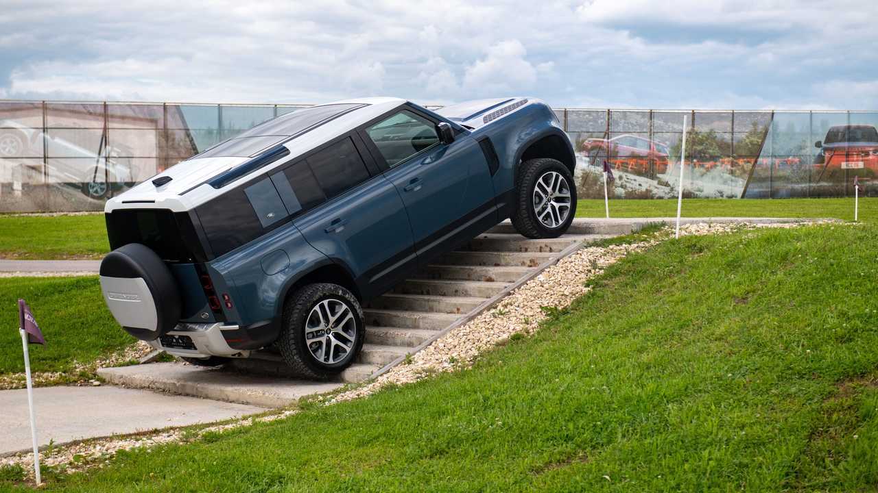 Land Rover Defender 110 поднимается по лестнице.