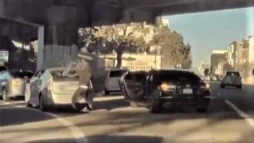 TeslaCam Records Window-Smashing Brazen Robbery Of Occupied Prius