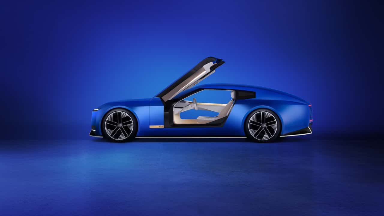 جاكوار Type 00 باللون الأزرق الفرنسي Ultramarine