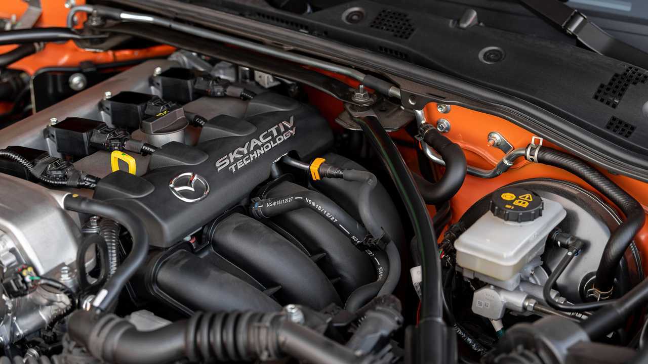 Porsche 911 Carrera GTS vs Mazda MX-5