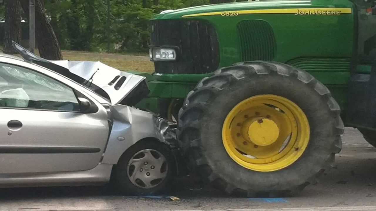 Incidente stradale con trattore: ecco cosa fare