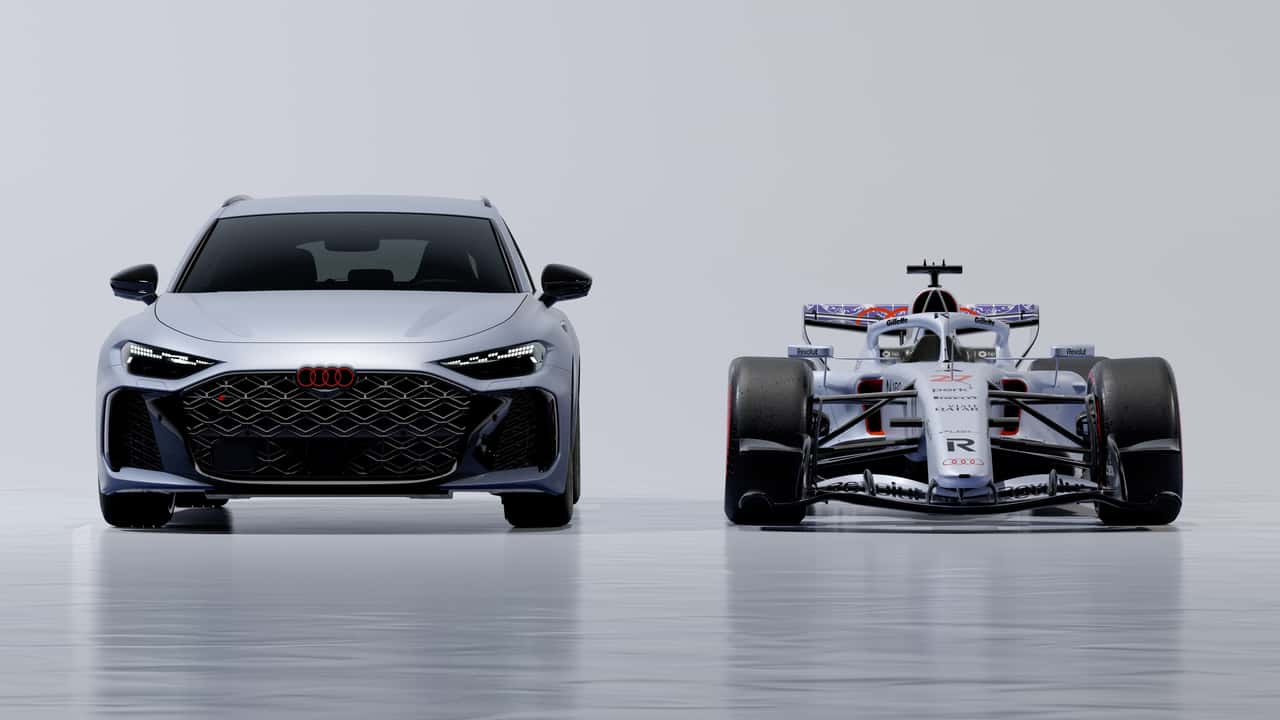 Audi RS 5 debiutuje w Singapurze obok bolidu F1 R26 w pasującym malowaniu